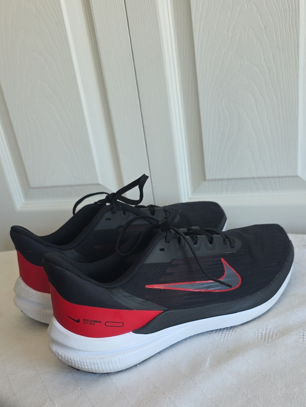 Nike Air Zoom Winflo 9 Black Running Shoes with Red Swoosh Mens Size 10